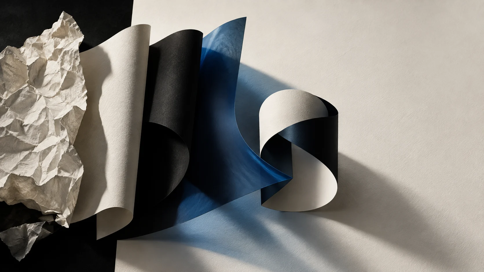 Composição escultórica autoral em papel, grafite e azul profundo