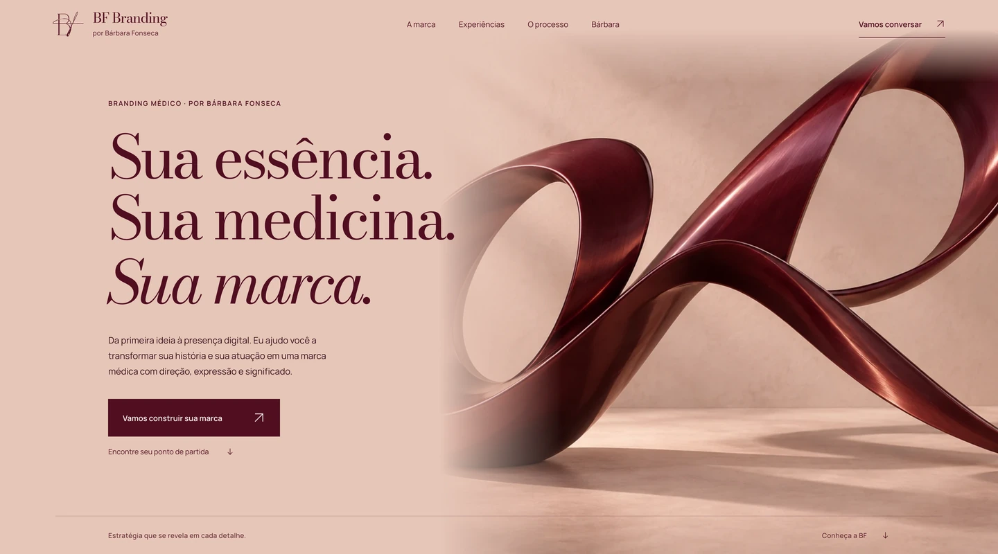 Primeira dobra do site BF Branding de Bárbara Fonseca, com tipografia vinho, fundo rosé e escultura de assinatura
