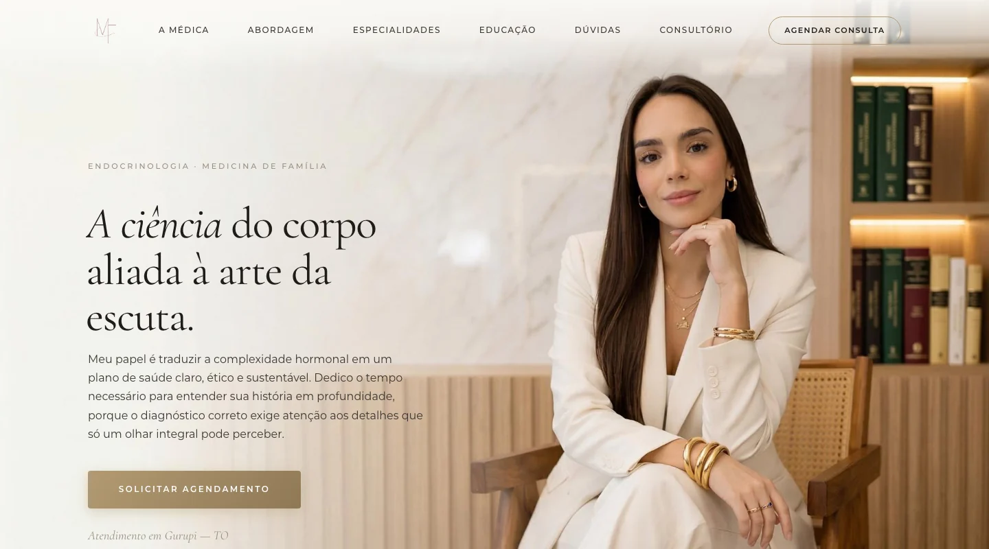 Primeira dobra do site da Dra. Mariana Fiorotto, com retrato e chamada sobre ciência e escuta